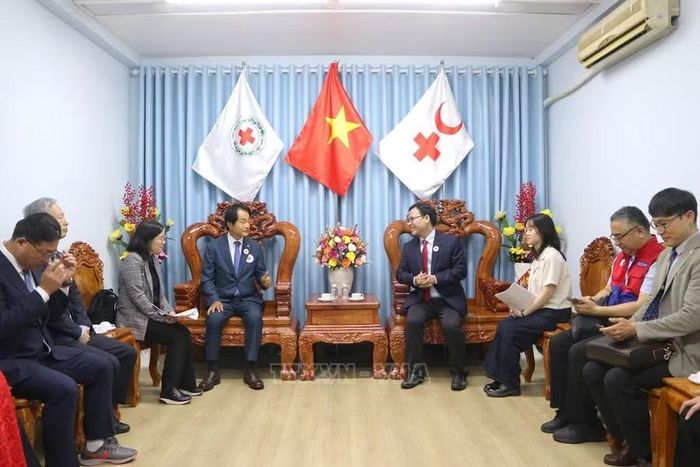 Ông Nguyễn Minh Nhựt, Chủ tịch Hội Chữ thập đỏ TPHCM tiếp ông Cho Euiyoung, Chủ tịch Hội Chữ thập đỏ thành phố Incheon (Hàn Quốc).