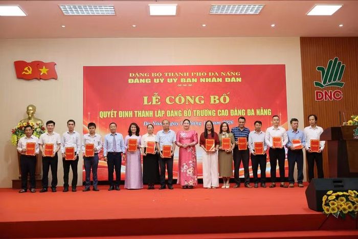 Công bố Quyết định thành lập 14 Chi bộ trực thuộc.