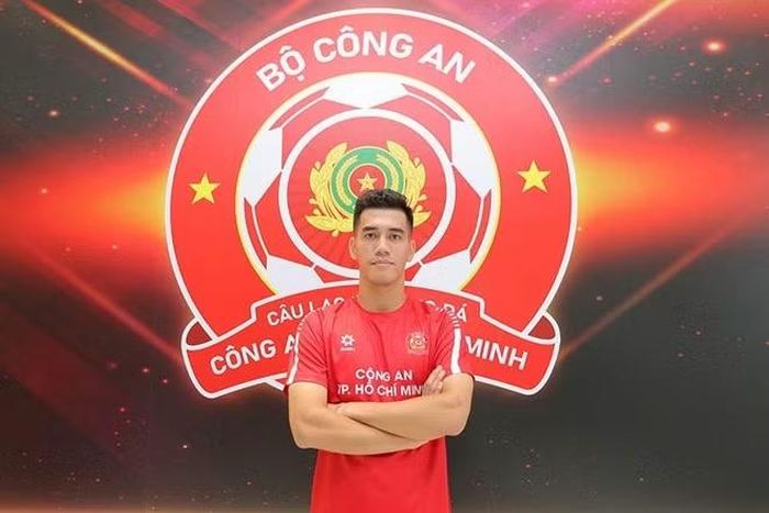 Sau khi cán mốc 90 bàn thắng, mục tiêu tiếp theo của Tiến Linh là chạm ngưỡng 100 bàn. Đây là thành tích đáng chú ý đối với một tiền đạo nội trong bối cảnh V-League có sự cạnh tranh khốc liệt từ các chân sút ngoại. Ảnh: CA TPHCM