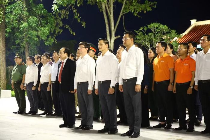 Các đại biểu thành kính dâng hương, dâng hoa tưởng niệm các anh hùng liệt sĩ đã hy sinh.