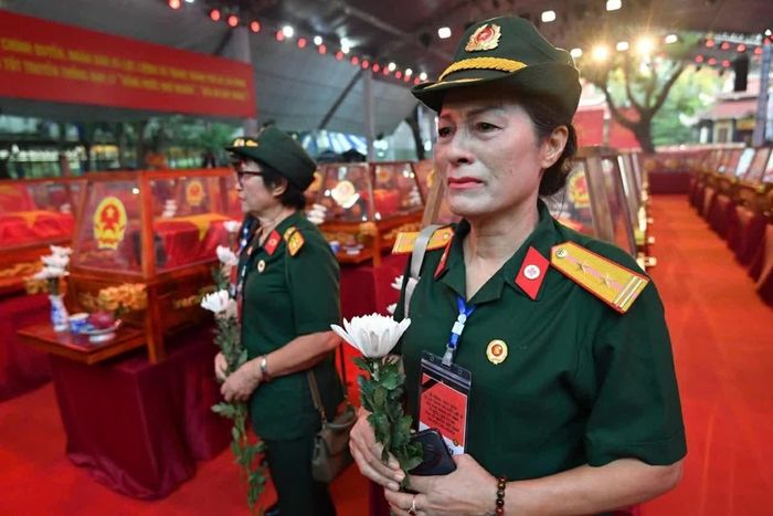 Cựu quân y Lê Thị Tý, 66 tuổi, đến tiễn biệt các liệt sĩ từng chung đơn vị. (Ảnh: Nhóm PV)
