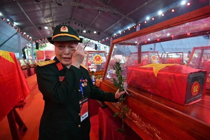 Từng chiến đấu ở chiến trường miền Đông Nam Bộ trong đội hình Tiểu đoàn hậu cần 340, bà Nguyễn Thị Thanh Hiếu, 82 tuổi, cũng có mặt từ sớm. Theo bà, sau đợt Mậu Thân, tiểu đoàn chỉ còn 6-7 người. ''Tôi rất buồn khi đồng đội mình đã hy sinh. Hôm nay được an ủi phần nào", bà Hiếu cho hay. (Ảnh: Nhóm PV)