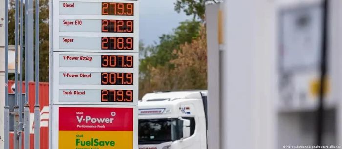 Tổng thống Mỹ từng cân nhắc áp dụng lệnh cấm xuất khẩu dầu diesel, nhưng sau đó từ bỏ phương án này do lo ngại động thái có thể đẩy giá xăng trong nước lên cao hơn. (Nguồn: DW)