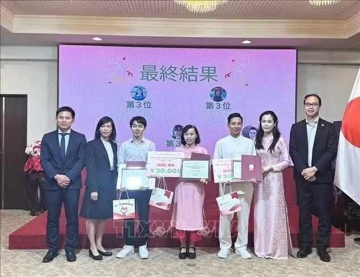 Các thí sinh đạt giải Cuộc thi tìm hiểu pháp luật Nhật Bản 2026. (Nguồn: TTXVN)
