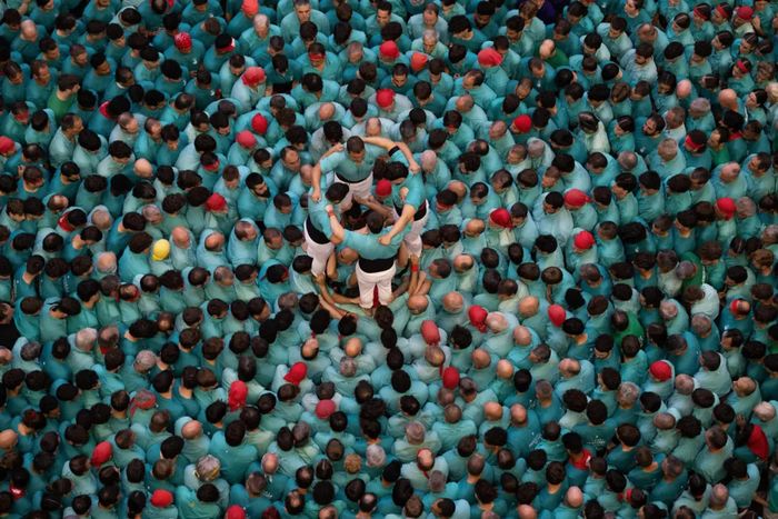 Các thành viên nhóm Castellers de Vilafranca phối hợp dựng tháp người tại cuộc thi thường niên ở Tarragona, Tây Ban Nha, ngày 4/10. Cuộc thi xây tháp người thường niên tại Tarragona, Tây Ban Nha, quy tụ các nhóm tham gia tranh tài bằng cách xếp chồng lên nhau thành những tòa tháp sống. Đây là truyền thống văn hóa lâu đời của vùng Catalonia, đòi hỏi người tham gia phối hợp chặt chẽ, giữ thăng bằng và tuân thủ vị trí được phân công để tạo nên những cấu trúc cao nhiều tầng. Trong màn trình diễn, những thành viên khỏe mạnh thường đứng ở các tầng dưới làm nền đỡ, trong khi người nhỏ tuổi, nhẹ cân và nhanh nhẹn hơn leo lên trên. Khi người cuối cùng lên tới đỉnh và giơ tay chào khán giả, tháp người được xem là hoàn thành. Truyền thống này đề cao tinh thần đồng đội, sự khéo léo và tính gắn kết cộng đồng. (Nguồn: CNN) 
