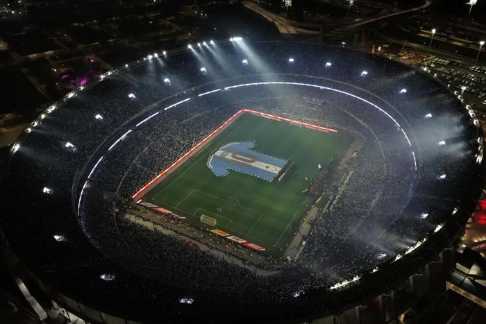 Áo đấu số 10 của cầu thủ Lionel Messi được trưng bày trên sân ở thành phố Buenos Aires trước trận đấu cuối cùng của anh trong màu áo Đội tuyển quốc gia Argentina, ngày 6/10. Siêu sao bóng đá Lionel Messi xúc động nói lời chia tay Đội tuyển quốc gia sau trận đấu tại sân El Monumental, khép lại hành trình kéo dài 20 năm cùng đội tuyển. Ở tuổi 39, tiền đạo này đã ghi 126 bàn thắng cho Argentina và cùng các đồng đội chinh phục nhiều danh hiệu lớn, trong đó có chức vô địch World Cup. Trong bài phát biểu trước khoảng 90.000 khán giả, đội trưởng Đội tuyển quốc gia Argentina cảm ơn các đồng đội và người hâm mộ, đồng thời khẳng định, anh luôn thi đấu hết mình vì màu cờ sắc áo. Ngôi sao Argentina cũng nhấn mạnh, sự đoàn kết là nền tảng để đội tuyển tiếp tục thành công, đồng thời chia sẻ, việc không còn được thi đấu trên sân nhà sẽ là điều rất khó khăn đối với anh. (Nguồn: CNN) 