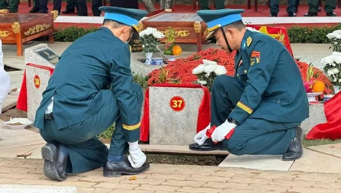 Sau lễ viếng, truy điệu, hài cốt các liệt sĩ được đưa về an táng tại Nghĩa trang liệt sĩ TP. Hồ Chí Minh. (Ảnh: TN)