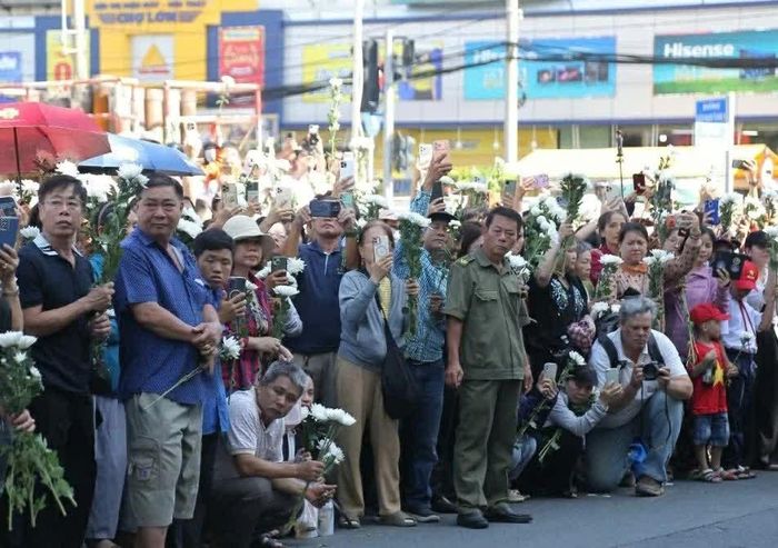 Đông đảo người dân tập trung chờ đón đoàn. (Ảnh: TN)