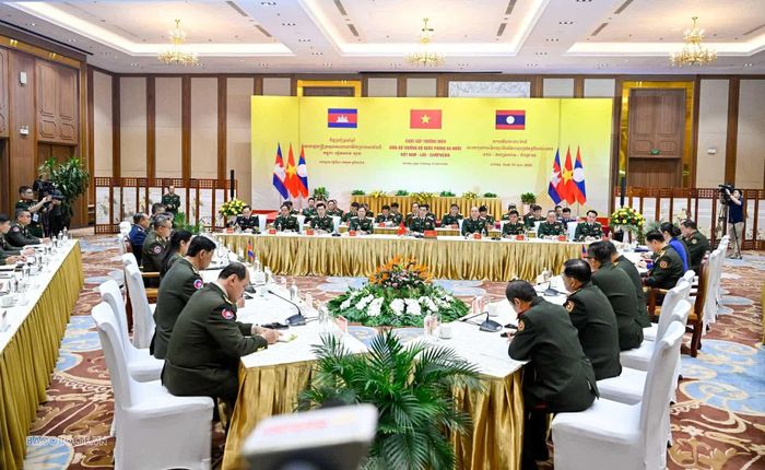 Cuộc gặp thường niên giữa ba Bộ trưởng Bộ Quốc phòng Việt Nam – Lào – Campuchia diễn ra tại Hà Nội vào chiều ngày 14/10. (Ảnh: Nguyễn Hồng)