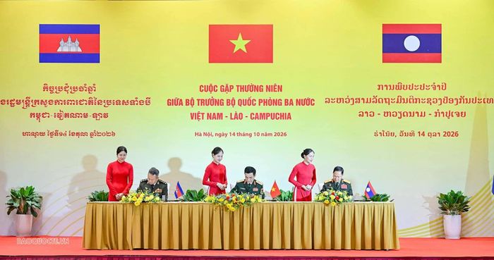 Kết thúc cuộc gặp, Phó Thủ tướng Chính phủ, Bộ trưởng Bộ Quốc phòng ba nước ký Biên bản Cuộc gặp. (Ảnh: Nguyễn Hồng)