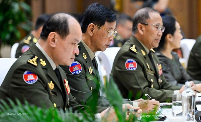 Đoàn đại biểu Quốc phòng Campuchia tham dự cuộc gặp. (Ảnh: Nguyễn Hồng)