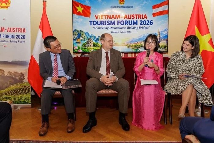 Đại sứ Việt Nam tại Áo Vũ Lê Thái Hoàng trao đổi với các khách mời. (Nguồn: ĐSQ Việt Nam tại Áo)