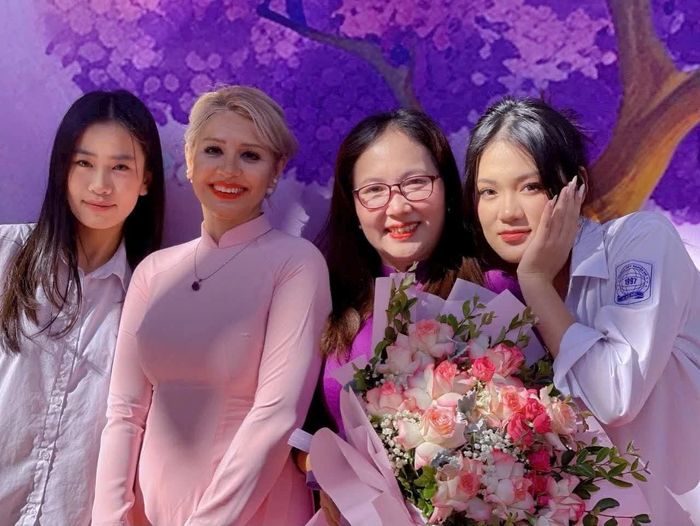 Aida bên các học trò Việt Nam, những người mang đến cho cô niềm vui trong công việc giảng dạy (Ảnh: Aida Arkak)