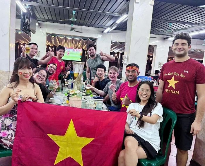 Những cuộc gặp gỡ đưa mọi người đến gần nhau hơn, nơi niềm vui được sẻ chia qua những khoảnh khắc bình dị và tình cảm dành cho Việt Nam. (Ảnh: Chris Garcia)