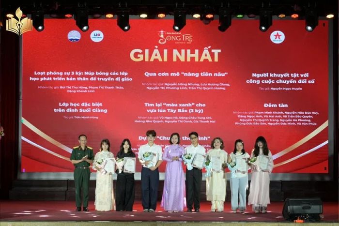 Ban tổ chức trao giải Nhất cho các tác giả, nhóm tác giả có tác phẩm xuất sắc tại Giải Báo chí Sóng trẻ lần thứ XI năm 2026. (Nguồn: BTC)