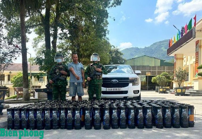 Đối tượng Nguyễn Đức Sơn (giữa) và 232 bình khí cười được phát hiện trên xe ô tô do đối tượng điều khiển. Ảnh: Trần Huyền