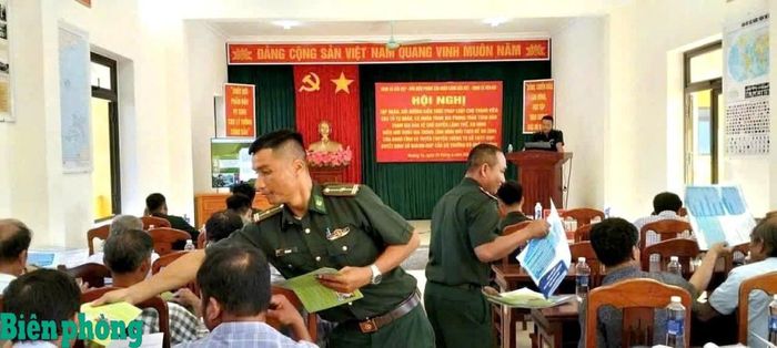 Tổ công tác Đồn Biên phòng cửa khẩu cảng Cửa Việt tuyên truyền pháp luật cho ngư dân địa phương. Ảnh: Biên Cương