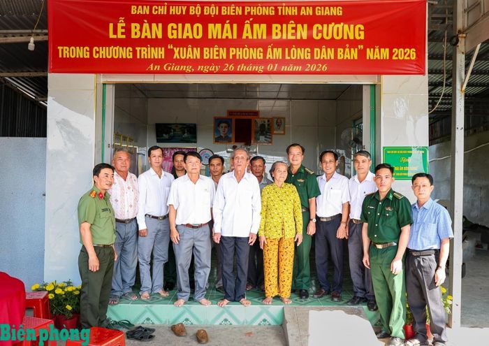 Bộ đội Biên phòng tỉnh An Giang phối hợp với cấp ủy, chính quyền địa phương xã Vĩnh Xương bàn giao nhà “Mái ấm biên cương” cho gia đình ông Trần Văn Nhờ, ngụ tại ấp Phú Quý, xã Vĩnh Xương. Ảnh: Tuấn Kiệt