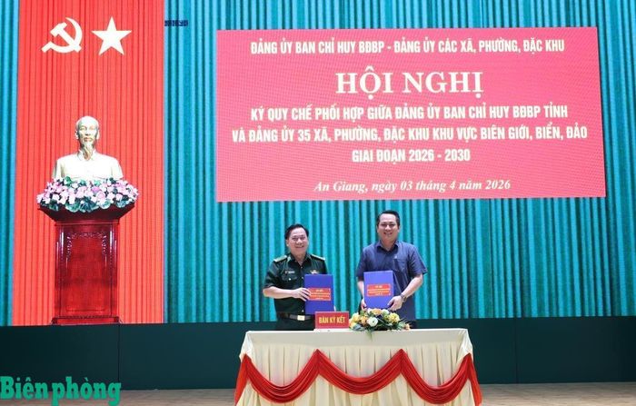 Đảng ủy Ban Chỉ huy Bộ đội Biên phòng tỉnh An Giang ký Quy chế phối hợp với Đảng ủy 35 xã, phường, đặc khu biên giới, cụ thể hóa cơ chế phối hợp trong lãnh đạo công tác biên phòng. Ảnh: Tuấn Kiệt