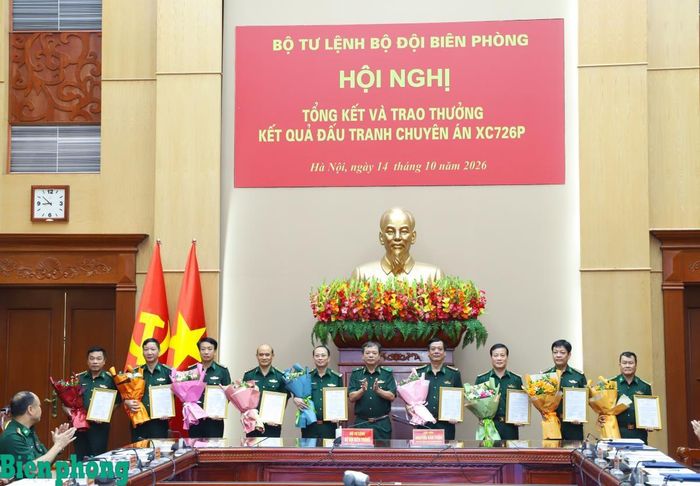 Thừa ủy quyền cấp trên, Thiếu tướng Nguyễn Văn Thiện trao thưởng cho các tập thể có thành tích xuất sắc trong đấu tranh Chuyên án XC726p theo quyết định của Ban Chỉ đạo 1389 Bộ Quốc phòng. Ảnh: Ngọc Lâm