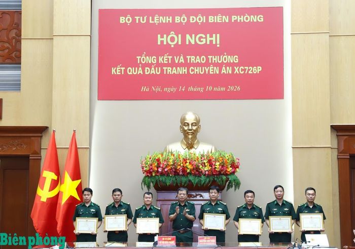 Thiếu tướng Nguyễn Văn Thiện trao Bằng khen của Bộ Tư lệnh Bộ đội Biên phòng cho các tập thể, cá nhân có thành tích xuất sắc trong đấu tranh Chuyên án XC726p. Ảnh: Ngọc Lâm