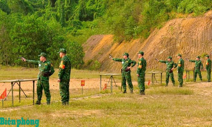 Cán bộ dự thi thực hành bắn súng ngắn K54 tại trường bắn Học viện Biên phòng. Ảnh: Thành Chung