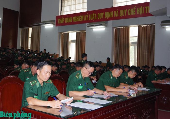 Các cán bộ dự thi tập trung làm bài thi nhận thức lý luận chung. Ảnh: Tuấn Kiệt