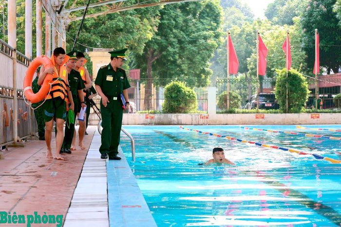 Cán bộ dự thi thực hiện phần thi bơi tự do dưới sự giám sát của giám khảo và lực lượng bảo đảm an toàn. Ảnh: Tuấn Kiệt