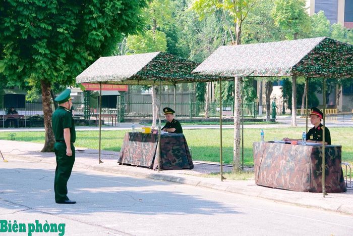 Cán bộ dự thi trả lời câu hỏi lý thuyết về điều lệnh quản lý bộ đội. Ảnh: Quang Sao