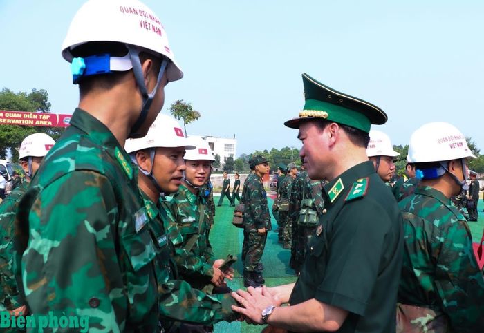 Trung tướng Vũ Trung Kiên, Ủy viên Ban Chấp hành Trung ương Đảng, Ủy viên Quân ủy Trung ương, Tư lệnh Bộ đội Biên phòng gặp gỡ, động viên cán bộ, chiến sĩ Bộ đội Biên phòng tham gia diễn tập. Ảnh: Dân Chủ