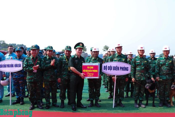 Trung tướng Vũ Trung Kiên tặng quà cán bộ, chiến sĩ Trường Trung cấp 24 Biên phòng sau khi hoàn thành xuất sắc nhiệm vụ diễn tập. Ảnh: Dân Chủ