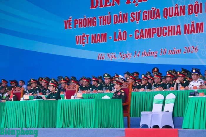 Các Phó Thủ tướng Chính phủ, Bộ trưởng Bộ Quốc phòng ba nước Lào, Việt Nam, Campuchia (hàng đầu, từ phải sang: Đại tướng Khamliang Outhakaysone, Đại tướng Phan Văn Giang và Đại tướng Tea Seiha) dự diễn tập. Ảnh: Dân Chủ