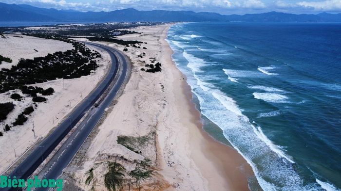 Bán đảo Hòn Gốm phía Bắc tỉnh được quy hoạch phát triển cảng nước sâu, sân bay, khu du lịch và khu công nghiệp. Ảnh: Lệ Giang