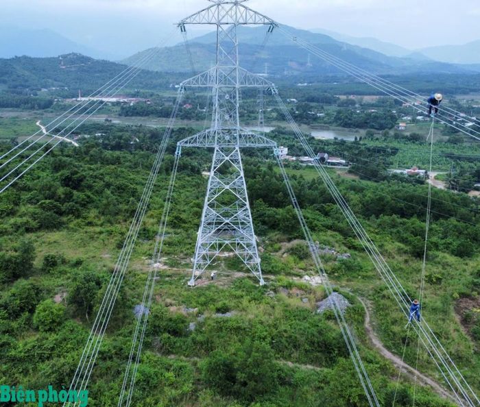 Đường dây truyền tải điện 500 kV nối từ Nhà máy Nhiệt điện Vân Phong đến Vĩnh Tân. Ảnh: Lệ Giang