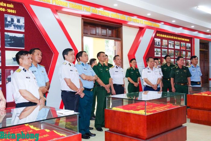 Các đại biểu tham quan Nhà truyền thống Ban Chỉ huy Bộ đội Biên phòng thành phố Hải Phòng. Ảnh: Nguyễn Khánh