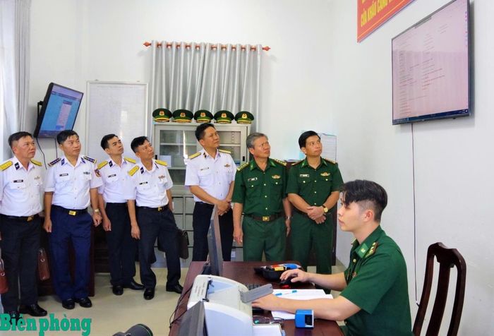 Các đại biểu tham quan quy trình thực hiện thủ tục Biên phòng tại Đội Thủ tục, Ban Chỉ huy Biên phòng cửa khẩu cảng Bà Rịa - Vũng Tàu. Ảnh: Quang Anh