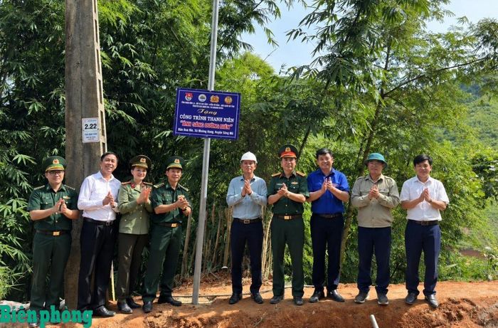 Đại úy Đặng Hữu Tú (ngoài cùng, bên trái) cùng các đại biểu tại công trình thanh niên “Ánh sáng đường biên” ở bản Bua Hin, xã Mường Hung, tỉnh Sơn La. Ảnh: Quàng Hùng