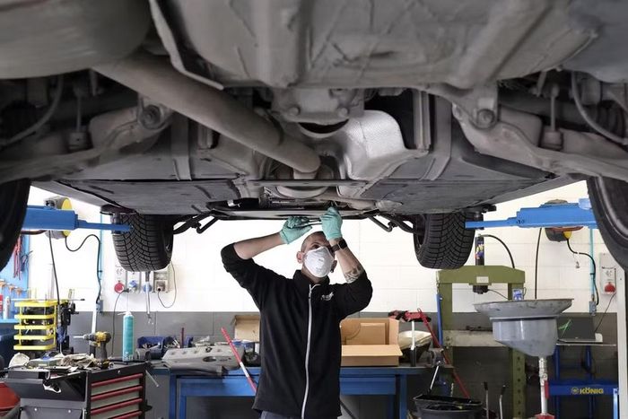 Thợ sửa ô tô tập trung kiểm tra và bảo dưỡng gầm xe, kỹ năng quan trọng trong nghề sửa chữa ô tô chuyên nghiệp. Ảnh: Jalopnik