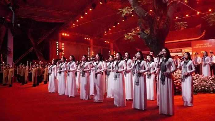 Tiết mục văn nghệ trong chương trình. Ảnh: Mỹ Quỳnh