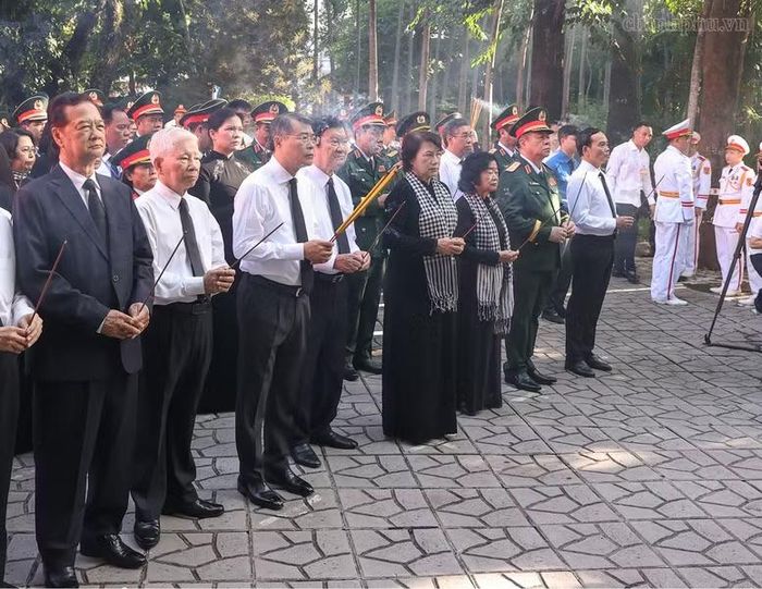Thủ tướng Chính phủ Lê Minh Hưng cùng các đồng chí lãnh đạo, nguyên lãnh đạo dâng hương tưởng niệm Cố Tổng Bí thư Trần Phú cùng các Anh hùng liệt sĩ tại công viên Lê Thị Riêng - Ảnh: CP