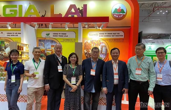 Bà Nguyễn Thị Bích Thu (ở giữa) nhận định: “Việc tham gia Triển lãm Quốc tế Công nghiệp Thực phẩm Việt Nam - Vietnam Foodexpo 2025 là một bước đi để doanh nghiệp Gia Lai nâng chuẩn quốc tế, mở rộng thị trường và từng bước khẳng định vị thế trên bản đồ chế biến thực phẩm Việt Nam".