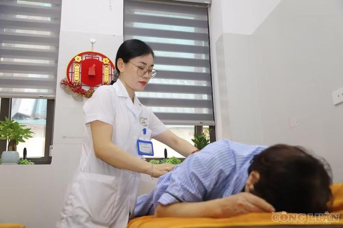 Thực tế, một số địa phương đã hình thành cộng đồng hành nghề Đông y gắn với sinh kế và hoạt động trải nghiệm văn hóa bản địa. Tại Ba Vì (Hà Nội) và một số địa phương khác, nhiều lương y duy trì nghề, đồng thời kết nối hoạt động khám, chữa bệnh với du lịch.