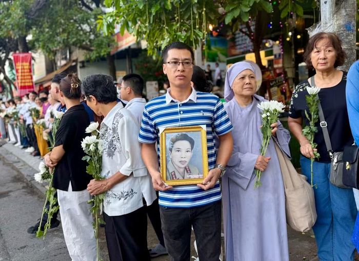 Anh Nguyễn Hữu Long, ngụ quận 12 cũ, mang theo di ảnh người bác ruột là liệt sĩ Nguyễn Hữu Thắng, hy sinh trong cuộc Tổng tiến công và nổi dậy Xuân Mậu Thân năm 1968.