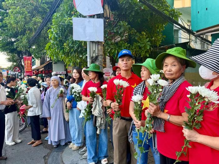 Nhiều người dân đã có mặt từ sáng sớm tại cổng công viên Lê Thị Riêng.