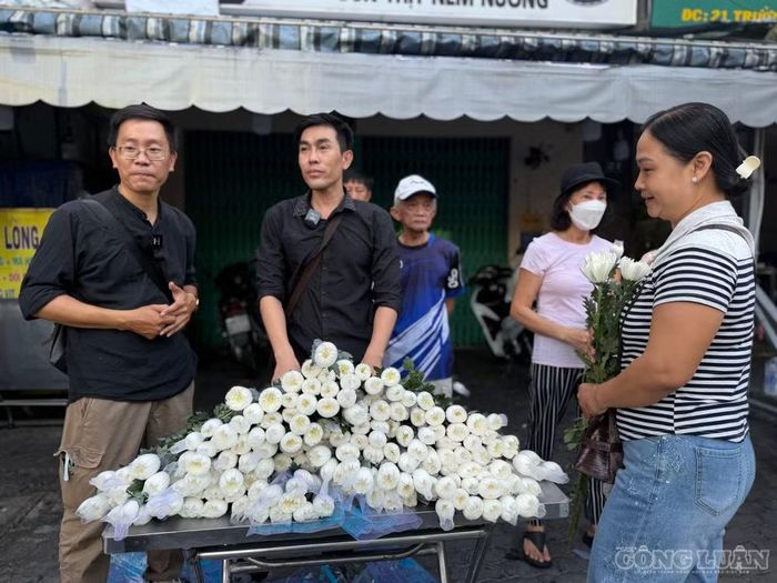 Người dân bày hoa cúc trắng tặng miễn phí cho người đi viếng.