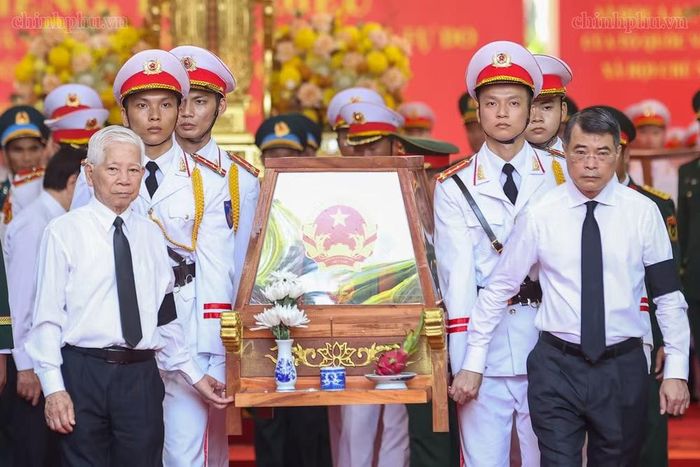 Thủ tướng Chính phủ Lê Minh Hưng và nguyên Chủ tịch nước Nguyễn Minh Triết di chuyển giá khiêng hài cốt liệt sĩ lên xe để đến Nghĩa trang liệt sĩ Thành phố Hồ Chí Minh - Ảnh: CP