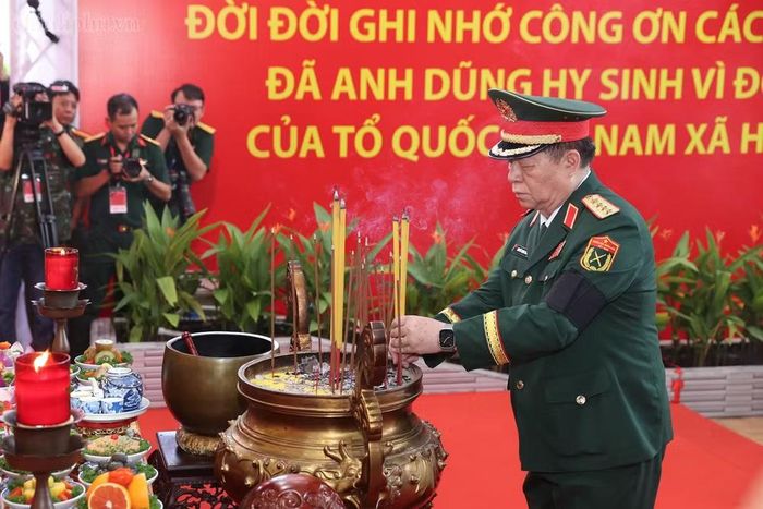 Đại tướng Nguyễn Trọng Nghĩa, Ủy viên Bộ Chính trị, Bí thư Trung ương Đảng, Chủ nhiệm Tổng cục Chính trị Quân đội Nhân dân Việt Nam, trưởng đoàn đại biểu Quân ủy Trung ương - Bộ Quốc phòng thắp hương viếng các Anh hùng liệt sĩ. Ảnh: CP