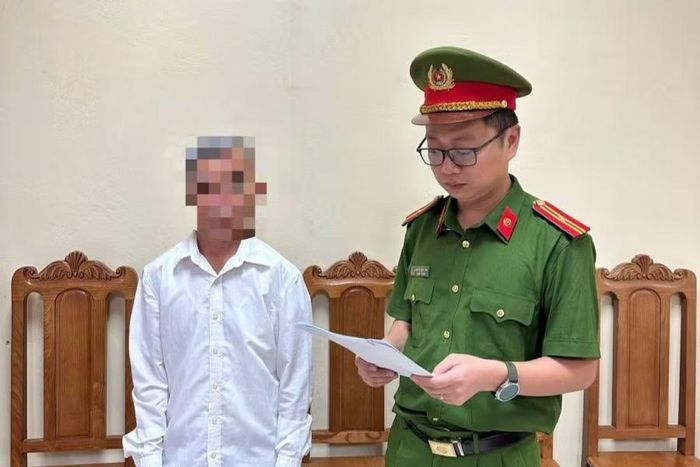 Cơ quan Cảnh sát điều tra công bố Quyết định khởi tố bị can, lệnh cấm đi khỏi nơi cư trú đối với Bạch Chí Điển. Ảnh: CACC