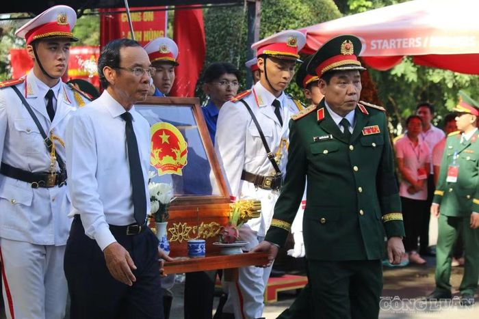 Lãnh đạo, Nguyên lãnh đạo Đảng, Nhà nước cùng lãnh đạo TP.HCM di chuyển hài cốt về Nghĩa trang TP.HCM.