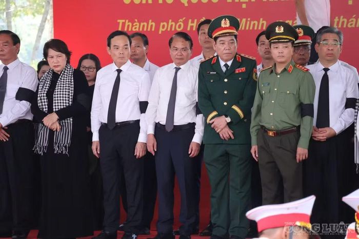 Lãnh đạo, đại biểu có mặt chứng kiến nghi thức hạ huyệt.